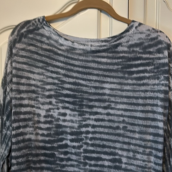Gray / White Pattern long sleeve shirt.  Women’s Large - Picture 6 of 6